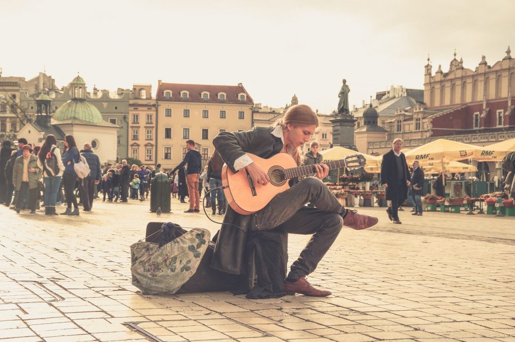 Student grający na ulicy